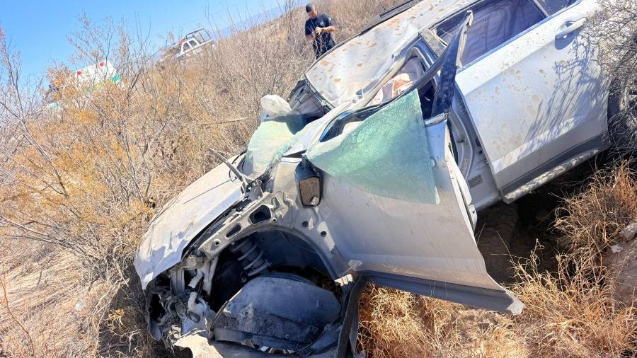 El vehículo compacto salió de la carretera Saltillo–Torreón y terminó volcado tras dar varias volteretas.