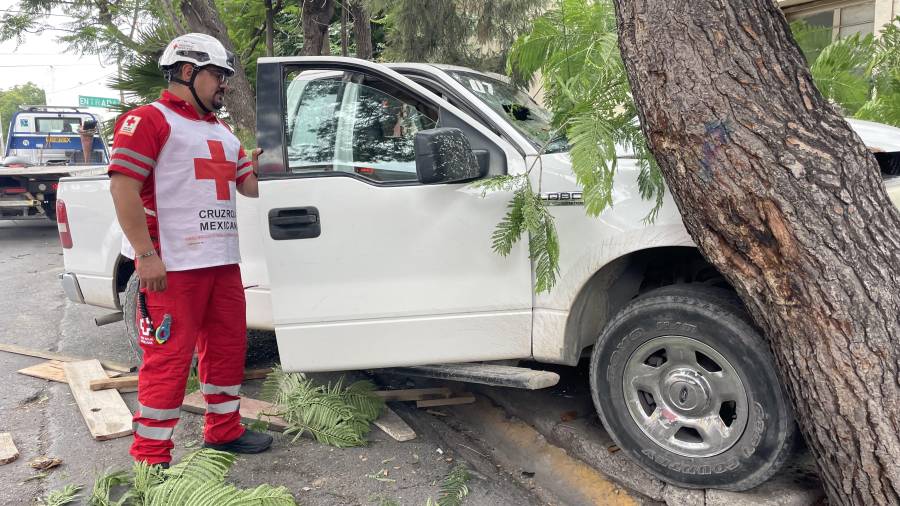 El vehículo terminó sobre la banqueta tras perder el control en la colonia República Poniente.