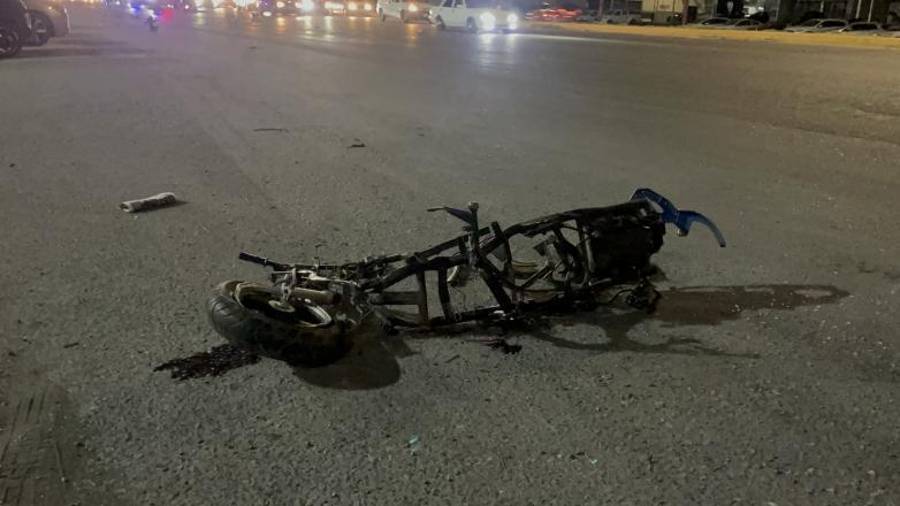 La motocicleta quedó a más de 60 metros del cuerpo tras el accidente en el bulevar Harold R. Pape.