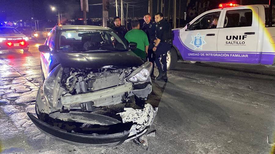 Elementos de la UNIF y de Tránsito Municipal acudieron al cruce para tomar conocimiento de los hechos y brindar apoyo al conductor afectado.