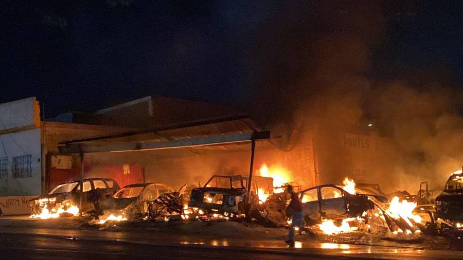 Un incendio registrado durante la madrugada consumió al menos 12 vehículos que se encontraban en el exterior de un negocio de autopartes ubicado sobre el bulevar Otilio González, lo que provocó una intensa movilización de cuerpos de emergencia.