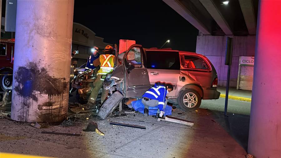 La camioneta quedó completamente destrozada tras impactarse contra una columna del puente vehicular.