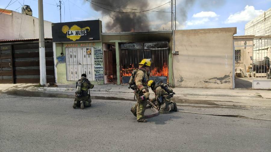El fuego se originó en la planta alta del tejaban y se extendió hacia la planta baja, afectando muebles, bicicletas y pertenencias de la familia.