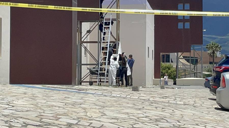 Elementos de seguridad acordonaron el área para preservar la escena mientras peritos y agentes investigadores efectuaban el levantamiento de indicios y la documentación del caso.