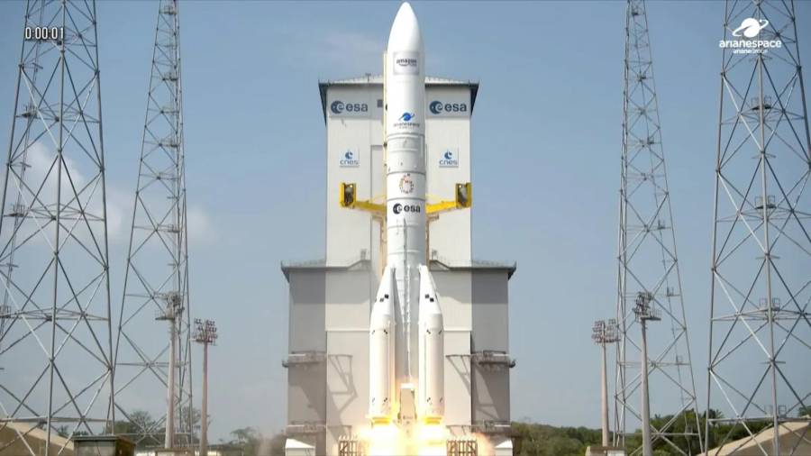 Despegue por primera vez de la versión más potente del cohete europeo Ariane 6, con 32 satélites de comunicaciones a bordo.