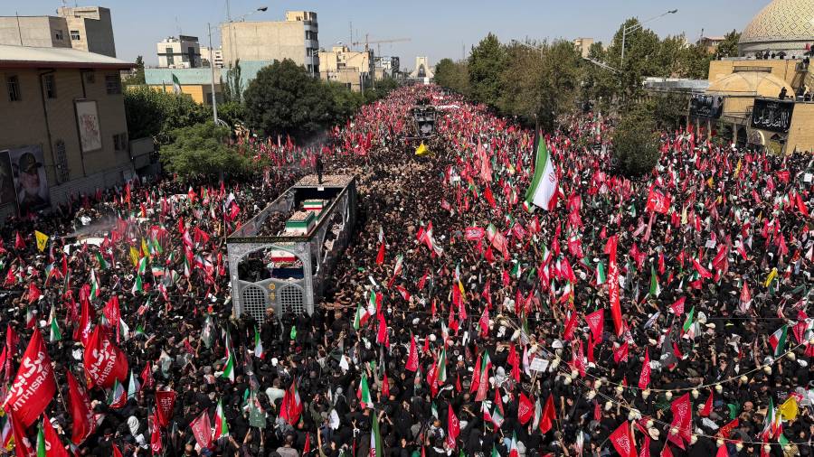 Un camión que transporta los féretros del difunto líder supremo iraní, el ayatolá Alí Jamenei, y de miembros de su familia avanza entre los dolientes durante la procesión fúnebre en Teherán, Irán, el lunes 6 de julio de 2026. (Foto AP/Vahid Salemi)
