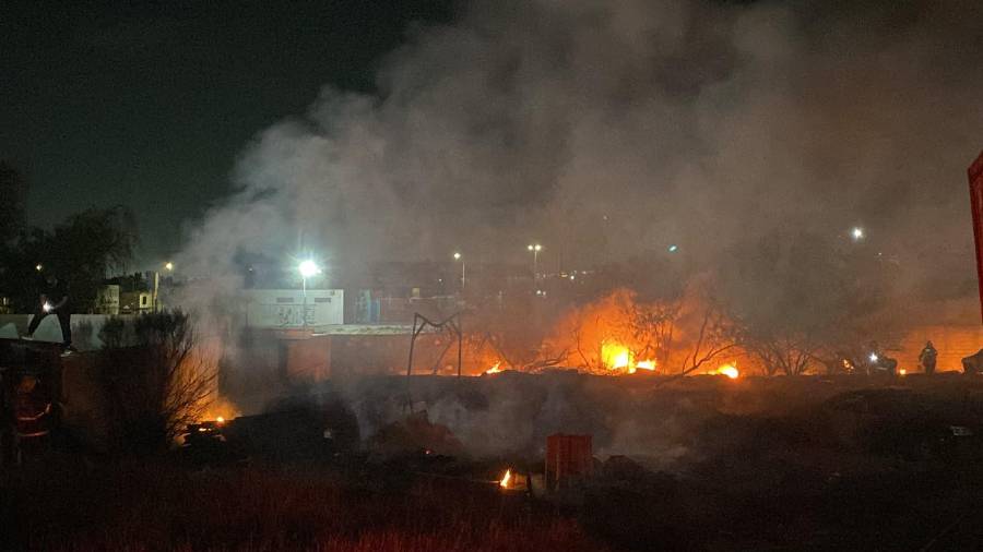 Inicialmente se creyó que el incendio afectaba un negocio de venta de ropa de paca