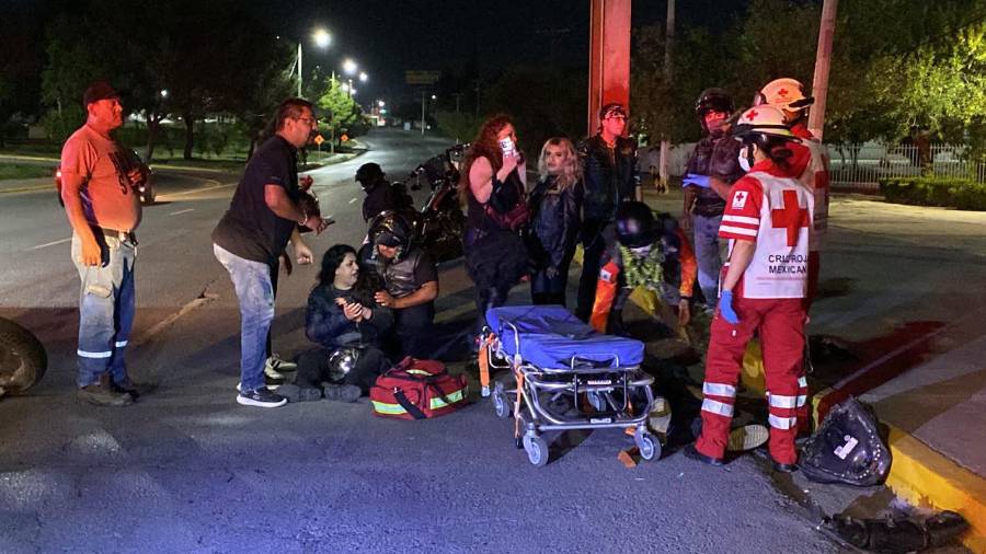 Compañeros de los motociclistas detuvieron su marcha para auxiliarlos después de la caída.