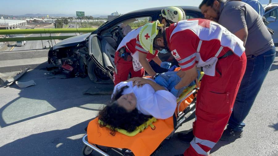 Paramédicos de la Cruz Roja brindaron atención prehospitalaria a la conductora lesionada luego del aparatoso accidente registrado la mañana de este viernes sobre el bulevar Fundadores.