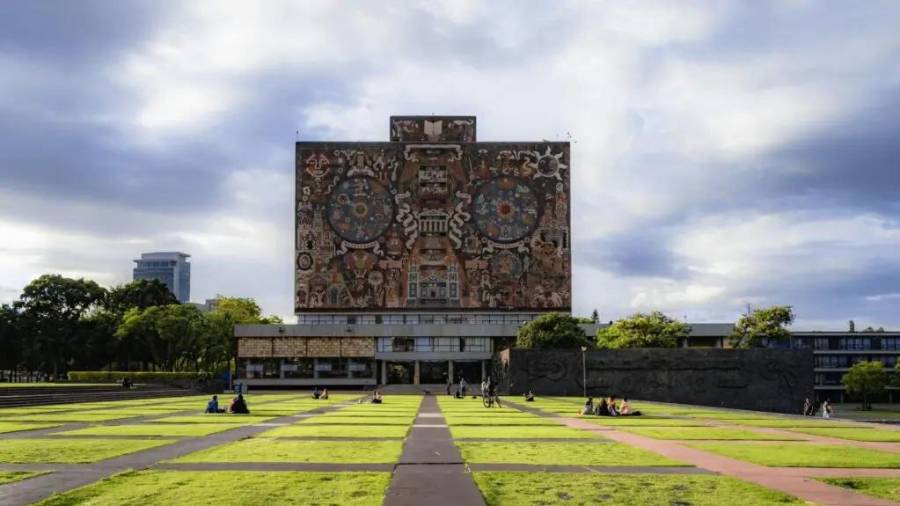 Se mencionan también casos internos de alta sensibilidad, como presuntas omisiones administrativas, denuncias de acoso laboral, conflictos sindicales y disputas por propiedad intelectual.