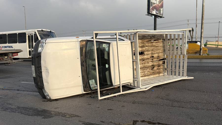 La camioneta Nissan que transportaba garrafones de agua terminó volcada sobre el bulevar Fundadores, tras perder el control al descender del puente de El Sarape.