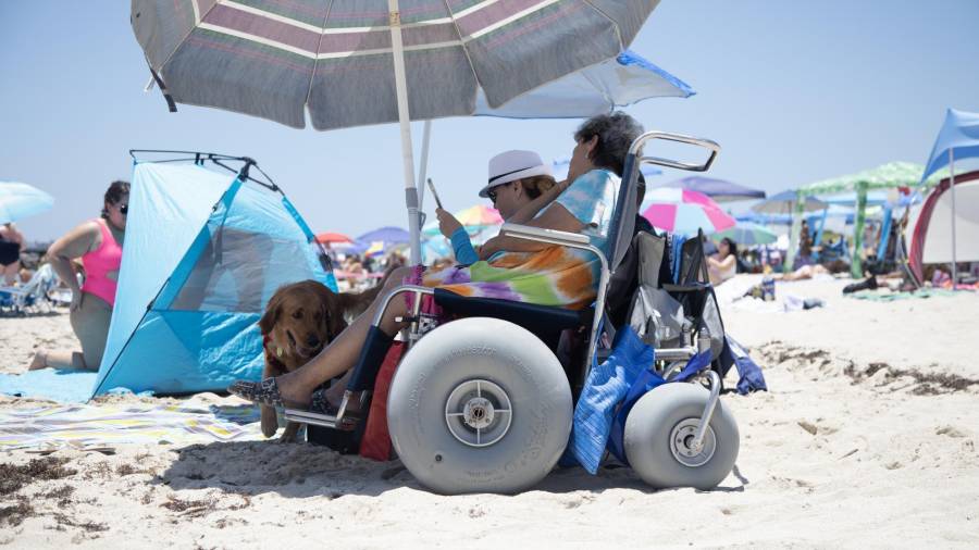 Las sillas de ruedas disponibles en muchas playas públicas, ya sean de alquiler o gratuitas, tienen armazón de PVC o acero y llantas tipo globo.