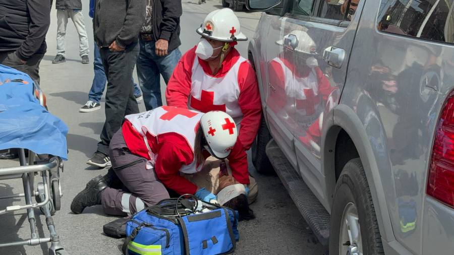 La mujer fue atendida por paramédicos de la Cruz Roja tras ser arrollada en la colonia Pueblo Insurgente.