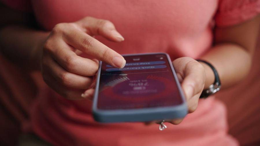 Usuarios revisan sus aplicaciones bancarias tras la implementación del MTU, mientras autoridades alertan sobre llamadas y contactos fraudulentos que buscan aprovechar la confusión generada por la nueva medida