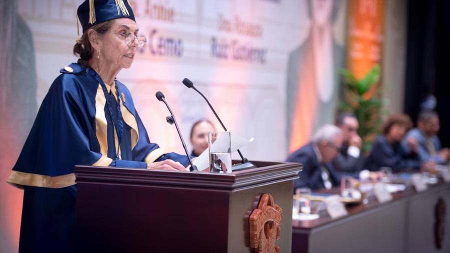 La Universidad Autónoma de Sinaloa otorgó el Doctorado Honoris Causa a la científica Annie Pardo Cemo, destacando su trayectoria en biología celular y su impacto en la investigación científica en México.