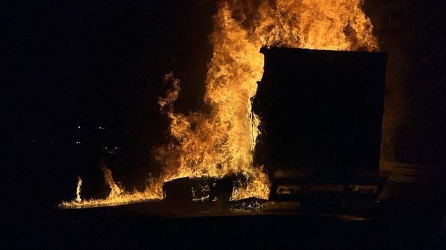 La pesada unidad fue declarada pérdida total debido a la rápida propagación de las llamas.