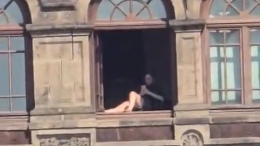 Durante el fin de semana se viralizó en redes sociales el momento en que una persona está tomando el sol desde una ventana de Palacio Nacional en la Ciudad de México.