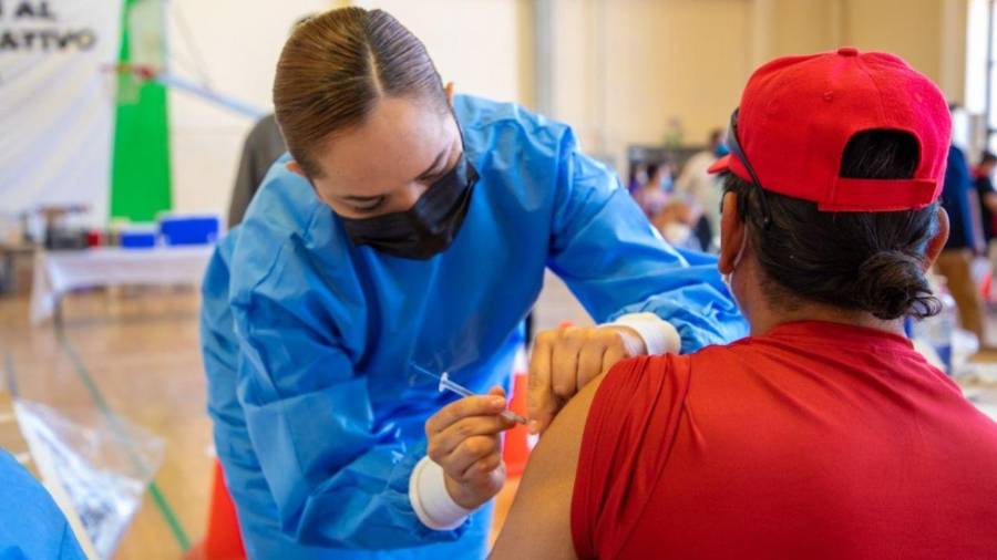 Autoridades sanitarias recomendaron a la población aplicarse la vacuna contra el sarampión, así como mantener actualizado su esquema contra influenza y COVID.