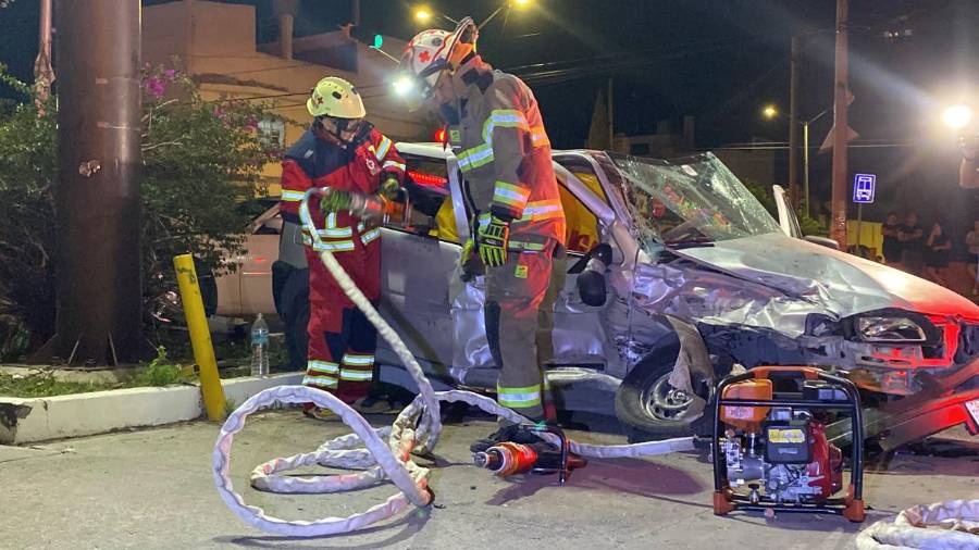 Paramédicos y elementos de rescate de la Cruz Roja utilizaron las quijadas de la vida para liberar a la joven que quedó prensada.