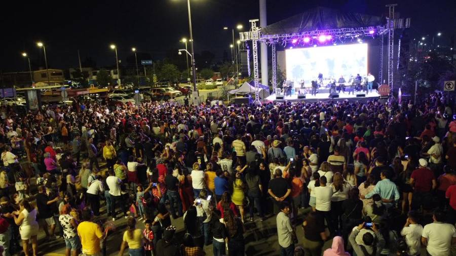 Miles de familias acudieron a los conciertos organizados por el Gobierno Municipal de Saltillo para celebrar el Día de las Madres en distintos sectores de la ciudad.