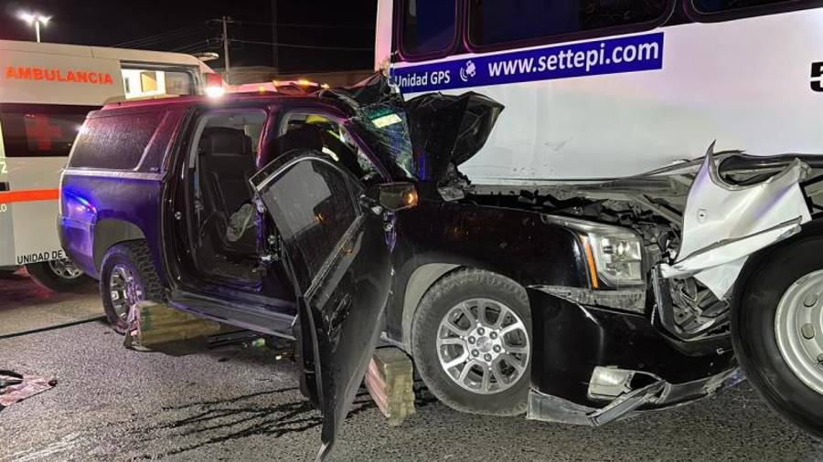 La camioneta GMC Yukon quedó incrustada bajo la pesada unidad de transporte de personal tras el fuerte choque en “El Sarape”.