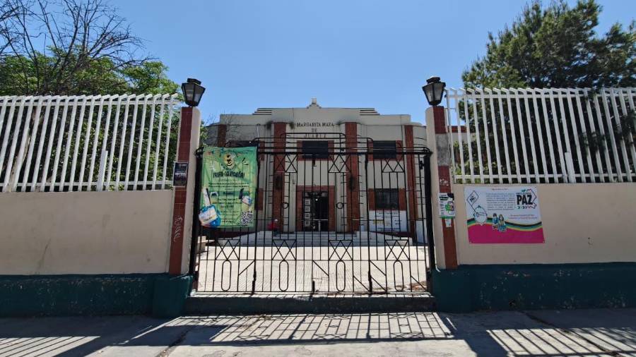 Estudiantes de segundo grado regresaron hoy a la secundaria, mientras que los de tercero volverán el miércoles.