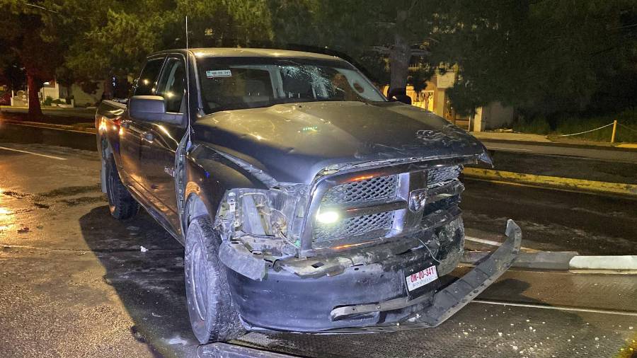 La camioneta terminó con severos daños en la parte frontal tras impactarse contra la base de concreto de un poste.
