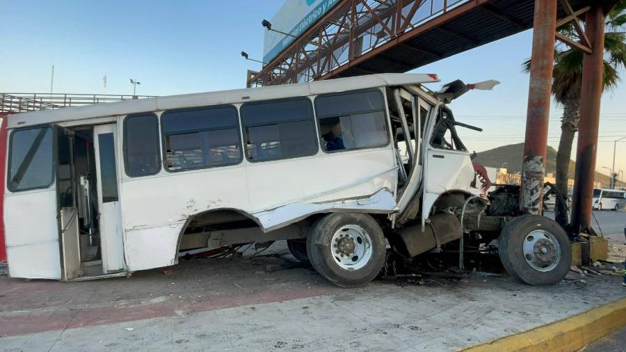 La unidad quedó destrozada tras impactarse contra el puente y derribar una palmera en el bulevar Miguel Ramos Arizpe.