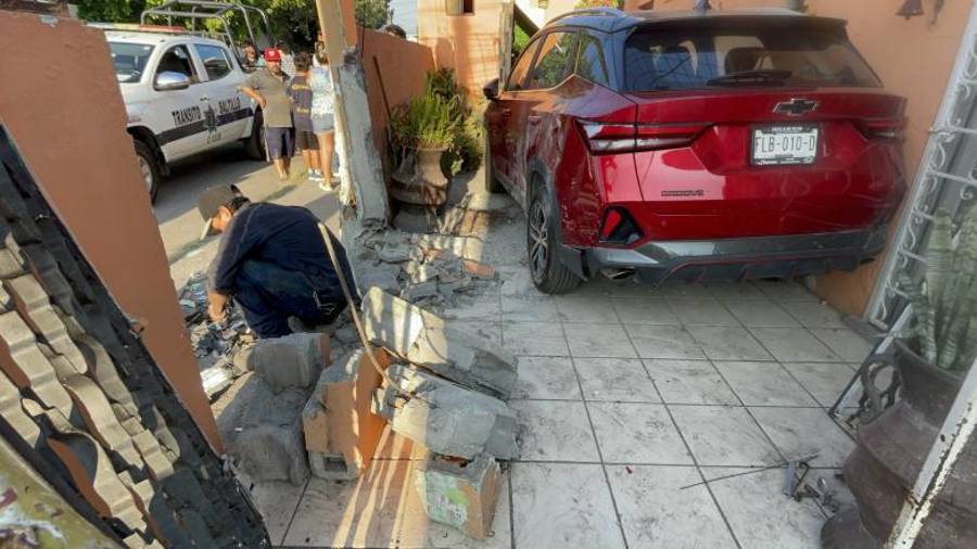 La camioneta estacionada y parte de la estructura del domicilio resultaron afectadas tras el impacto.