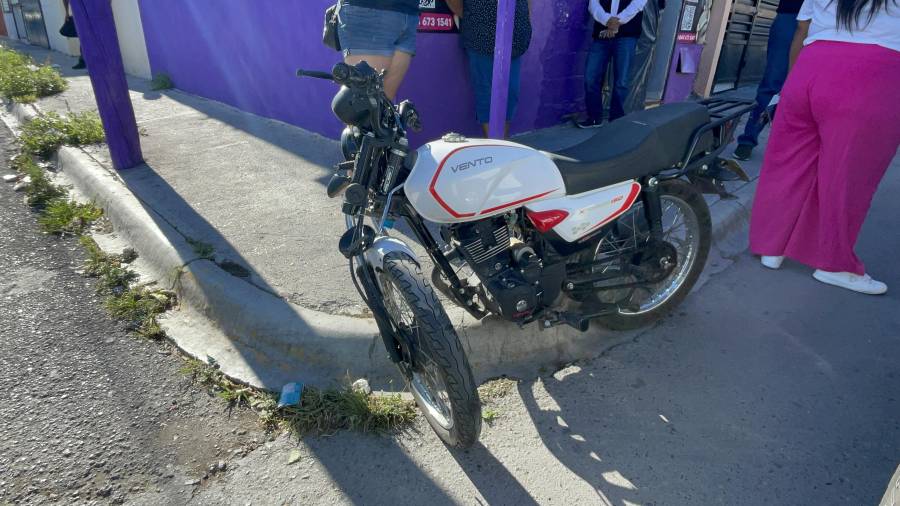 El percance ocurrió en el cruce de la calle 22 y avenida Central, en la colonia Vista Hermosa, donde la motocicleta terminó impactándose contra una camioneta que presuntamente le cerró el paso.