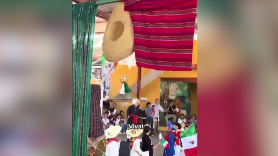 Niño se confunde en evento escolar sobre el Grito de Independencia en Chiapas.