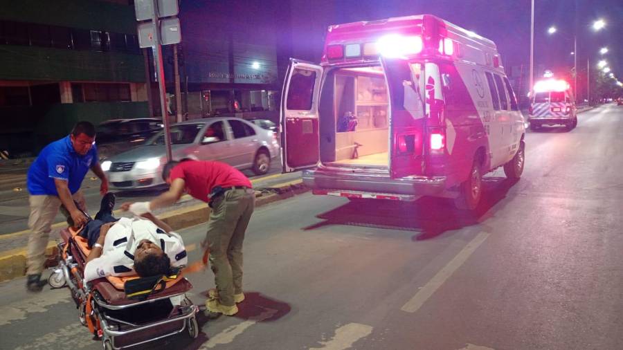 Paramédicos le dieron los primeros auxilios en el lugar.