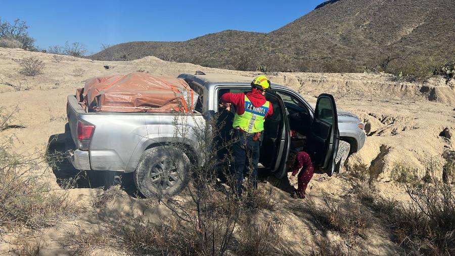 La camioneta Toyota Tacoma terminó fuera del camino tras invadir el carril contrario en la carretera federal 57.