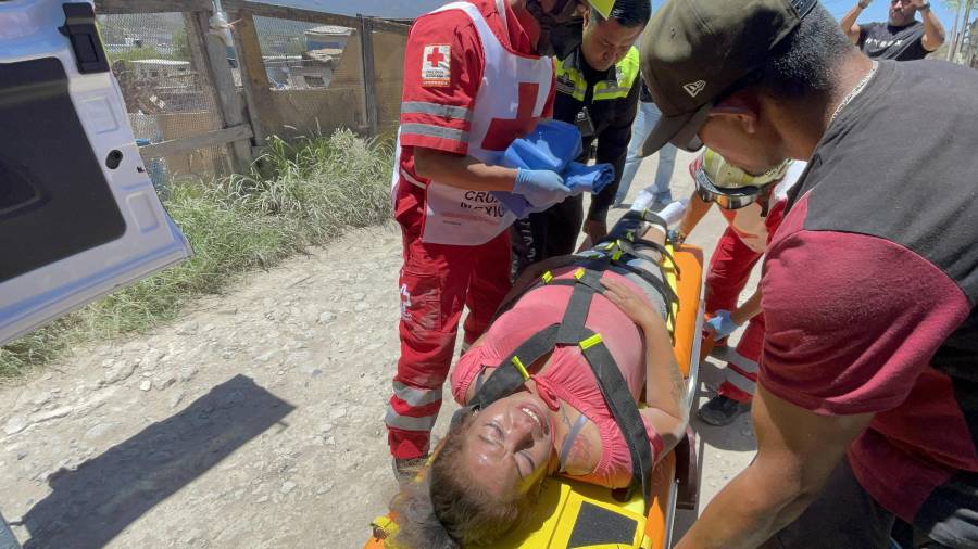 La conductora perdió el control de la motocicleta al intentar evitar a un perro que se atravesó en su camino, sufriendo lesiones en las piernas y una probable fractura de cadera.