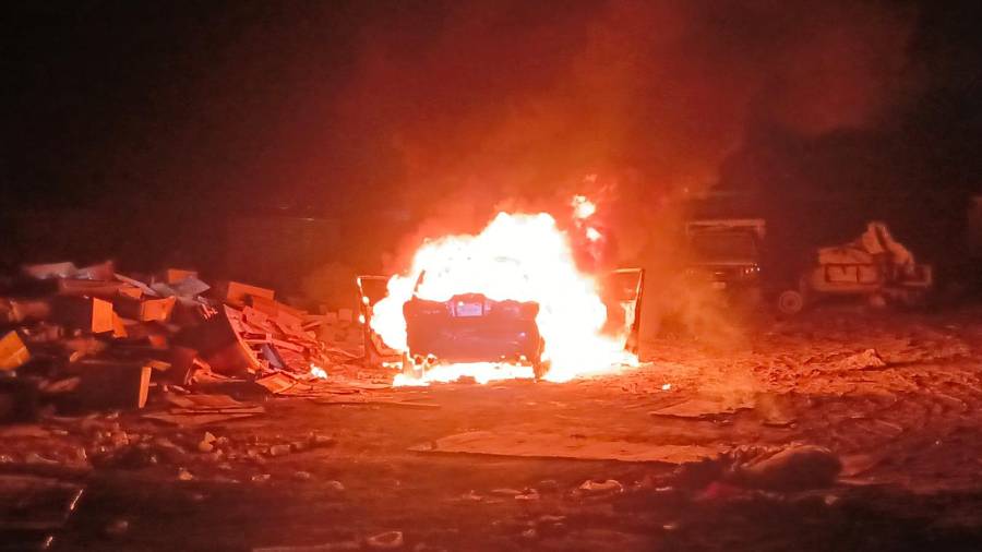 Bomberos acudieron a sofocar el incendio registrado en una recicladora de la colonia Palmeras en Parras.