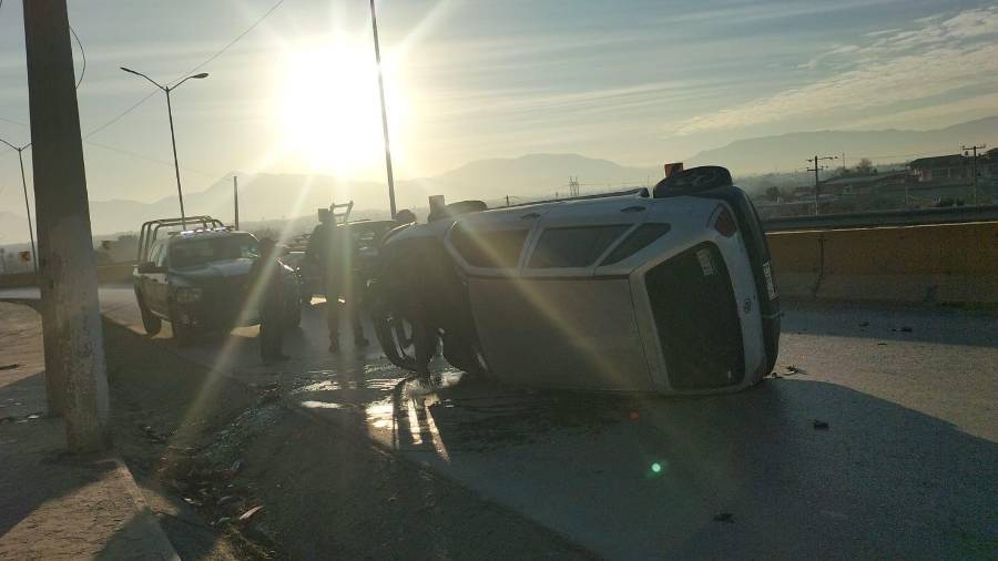 Elementos de Policía y Tránsito acordonaron el área luego del accidente registrado frente a Cañadas del Mirador.