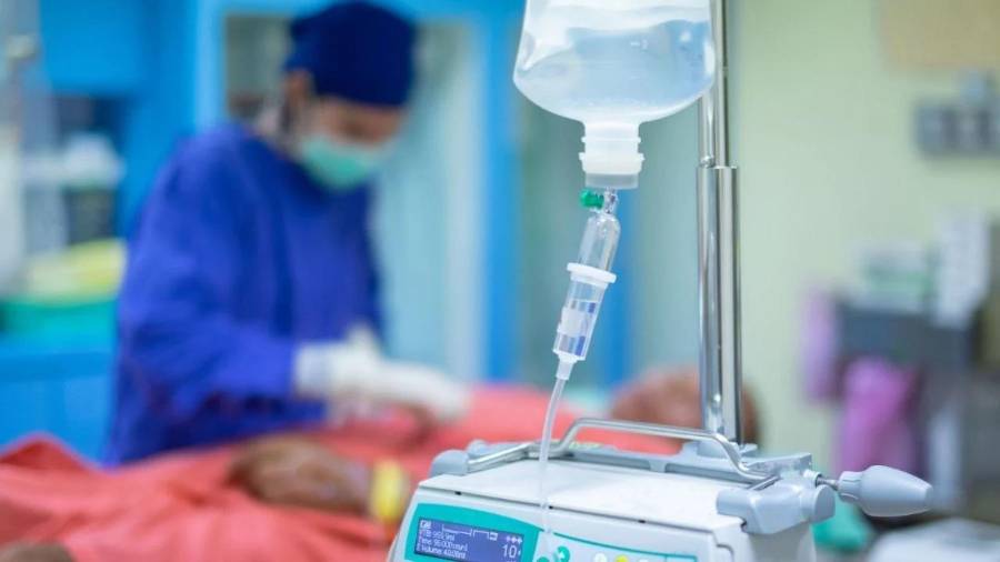 La empresa señalada por familiares de víctimas negó fabricar o distribuir productos bajo la denominación de “suero vitaminado”, mientras la fiscalía mantiene abierta la investigación.