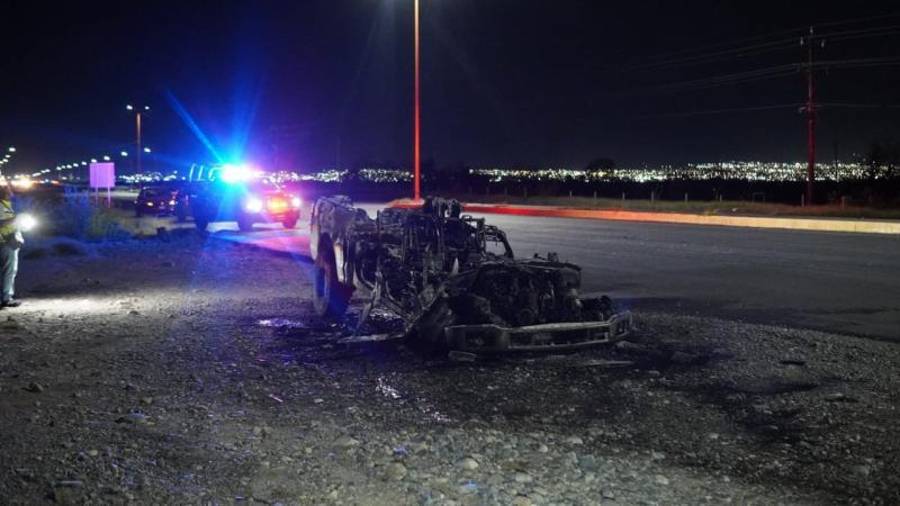 El conductor logró alejarse de la Ford F-150 antes de que el fuego avanzara por el vehículo.