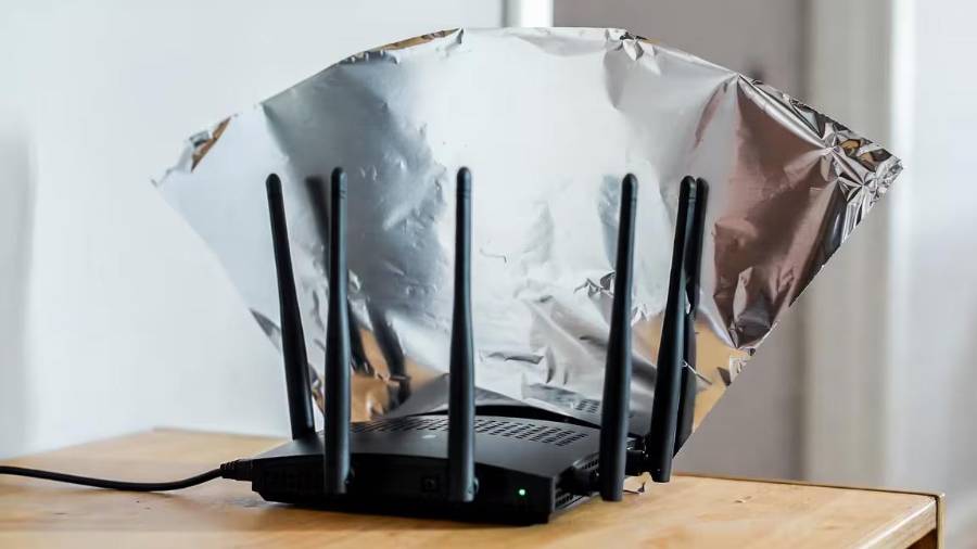 Un truco viral propone usar papel aluminio detrás del módem para mejorar la señal WiFi. Aunque tiene base científica, sus resultados son limitados y dependen del entorno