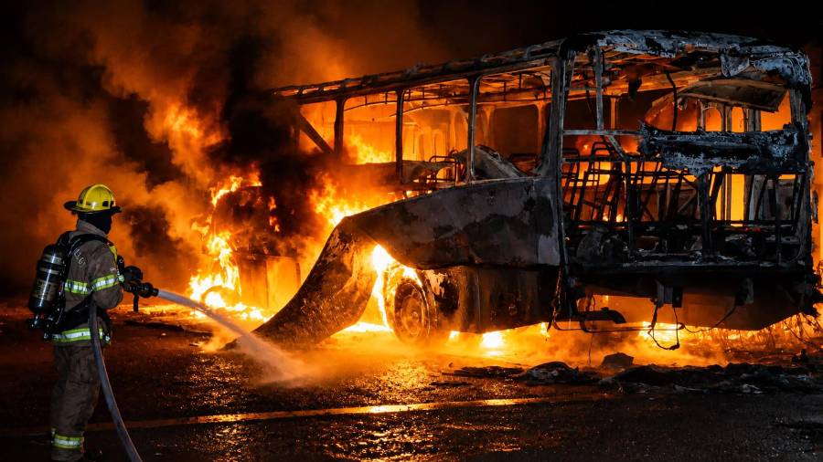 Autoridades investigan el origen del siniestro y no descartan que el autobús haya sido incendiado de manera intencional.