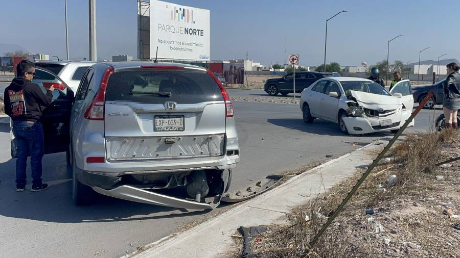 A pesar de lo aparatoso del choque, no se reportaron personas lesionadas, únicamente daños materiales en ambas unidades involucradas.