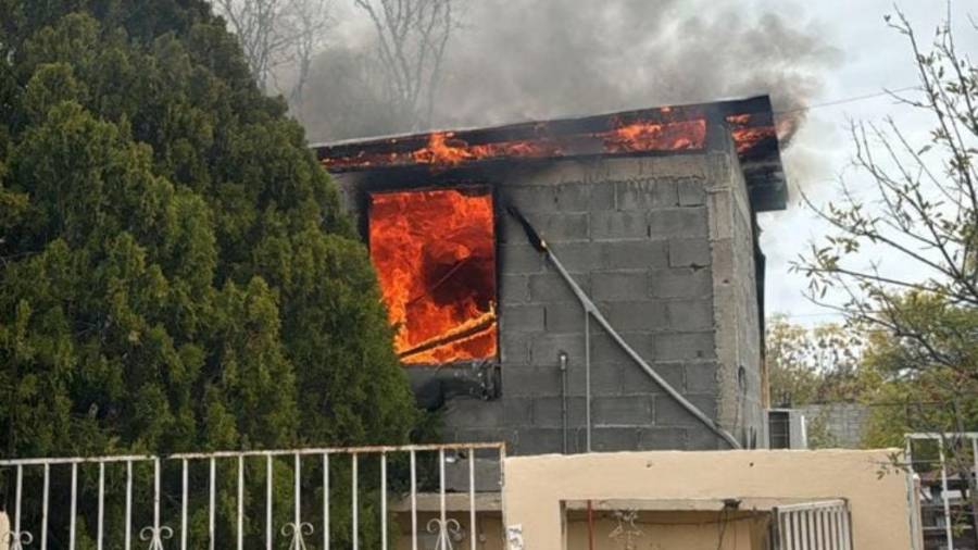 El incendio se concentró en la parte alta de la vivienda, lo que representó un riesgo adicional.