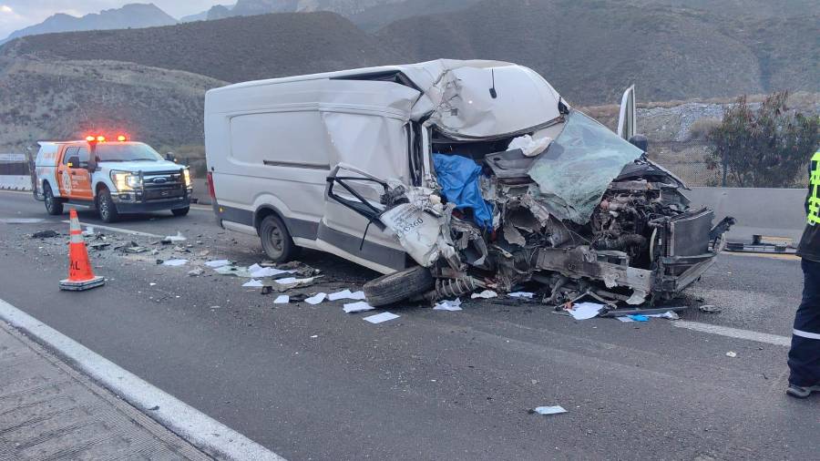 El cuerpo de la víctima quedó atrapado dentro de la camioneta Van tras el choque en la autopista Monterrey-Saltillo.