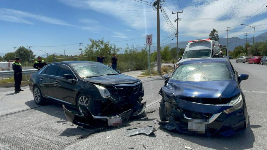 El Cadillac y el Nissan Versa resultaron con daños de consideración tras el choque registrado sobre el Eje Dos.