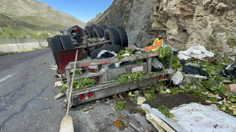 La carga de verduras quedó esparcida sobre la carpeta asfáltica, lo que obligó a realizar labores de limpieza.