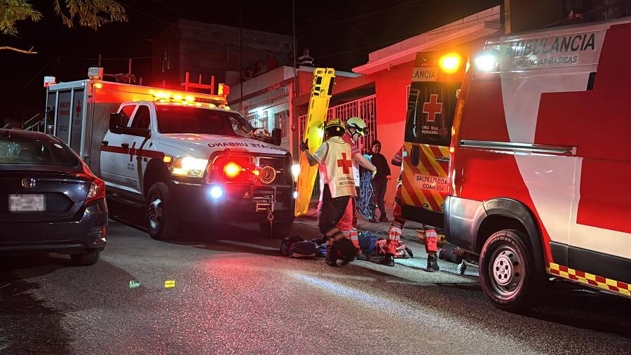 Los paramédicos evaluaron las estrechas escaleras del domicilio para determinar la mejor forma de extraer al lesionado.
