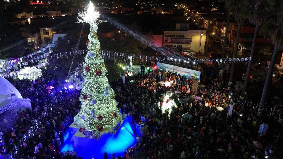 Se iluminó un pino de 12 metros, un iglú gigante y una villa inspirada en el Polo Norte.
