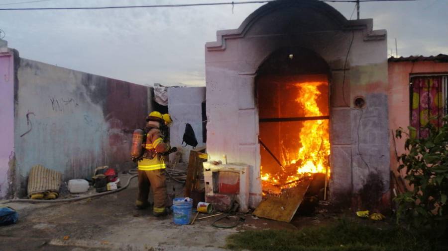 El fuego consumió un colchón, ropa y diversos objetos almacenados en una de las habitaciones.