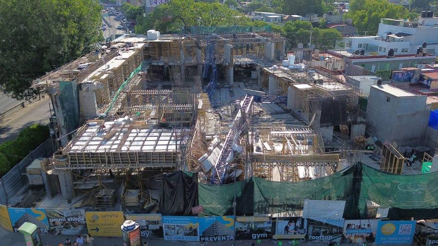 Se registro la caída de una grúa telescópica en una obra particular ubicada en Avenida Cuauhtémoc y Viaducto. autoridades confirmaron cinco personas lesionadas.