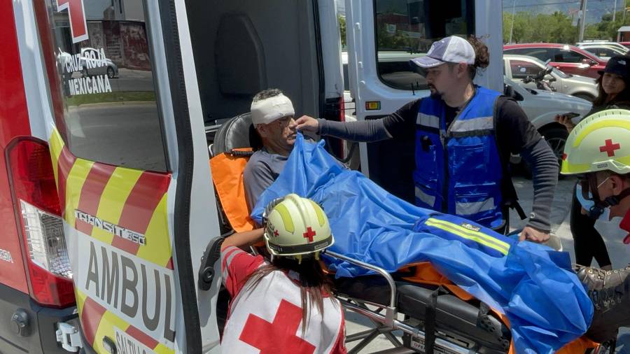Paramédicos de la Cruz Roja acudieron al plantel educativo tras el reporte al Sistema de Emergencias 911 y brindaron atención prehospitalaria al trabajador antes de trasladarlo al ISSSTE.